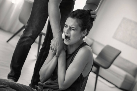 妇女殴打伤害图片