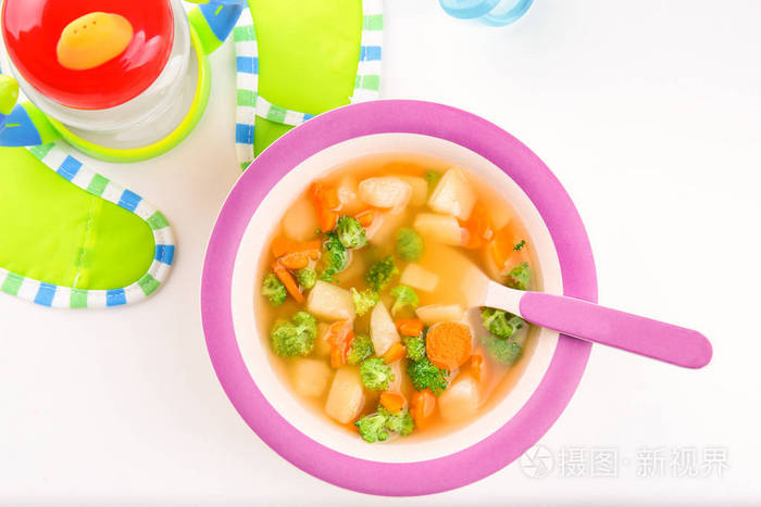 盘在桌上的美味婴儿汤