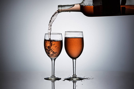 斟酒斟酒入杯的行为照片