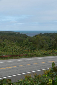 美丽的景色俯瞰沿海国家公园道路在夏季导致海洋海滩岸边