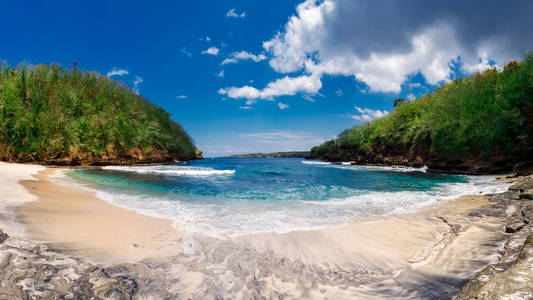 香兰在 Nusa Penida 岛的海滩。印度尼西亚