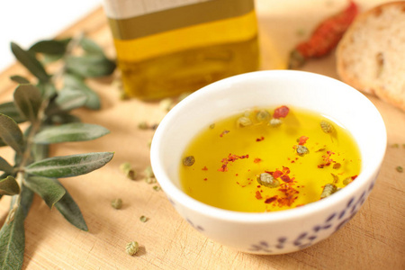 橄榄油在瓷器碗与百里香和 ol 的近视图