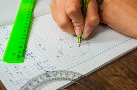 女学生解决数学问题。学校 教育 人民和学习理念用尺子和铅笔在笔记本上画条线密切的学生或女人的手