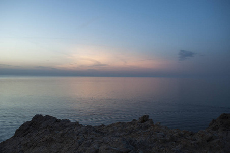 地中海 悬崖和惊人的夕阳从顶部的 Ile de la 彼特拉 石头岛瑟 红岛，市上科西嘉的岩石岬