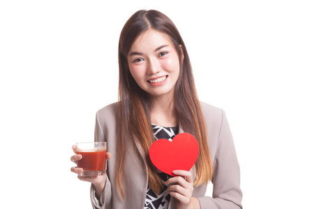 年轻的亚裔女子，用番茄汁和红色的心