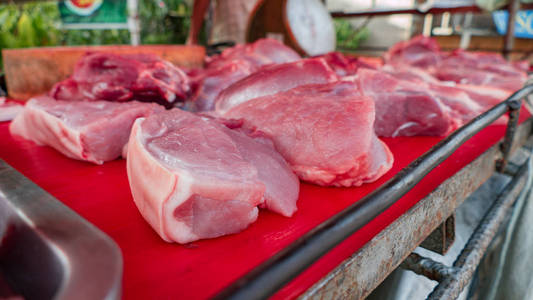在当地街道的原料和新鲜的猪肉市场，在普吉岛等