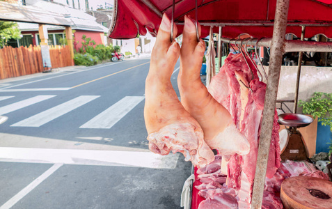 在当地街道的原料和新鲜的猪肉市场，在普吉岛等