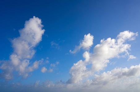 蓝色夏天天空白色的积云