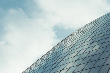 摩天大楼的玻璃外墙商务中心巴黎拉德芳斯。城市的建筑，现代化的办公大楼。用天空反射的抽象背景。城市生活 经济和财政的概念