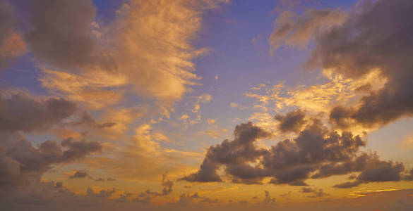 日落色彩斑斓的戏剧性天空云
