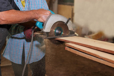 电动圆锯的侧面图木工车间高级木工用木板切割