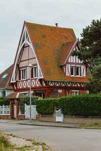 法国诺曼底地区有绿色围墙和街道的乡间别墅。美丽的乡村, 生活方式和典型的法国建筑, 欧洲国家风景