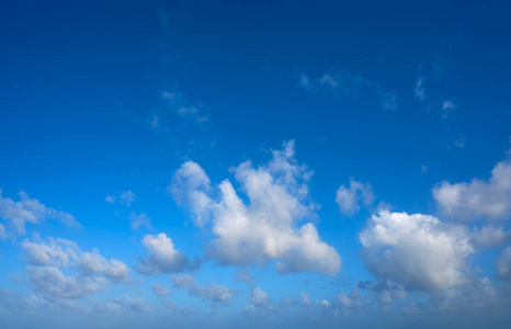 蓝色夏天天空白色的积云