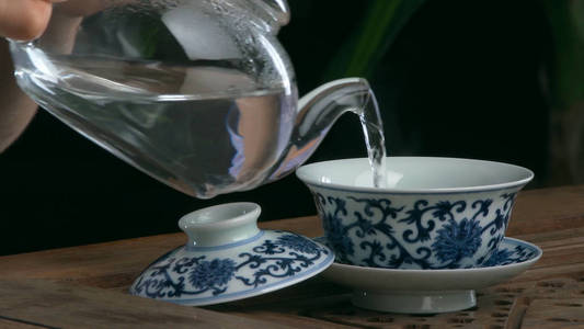 红茶特写冲泡茶叶,茶道,杯刚泡好的红茶的过程.