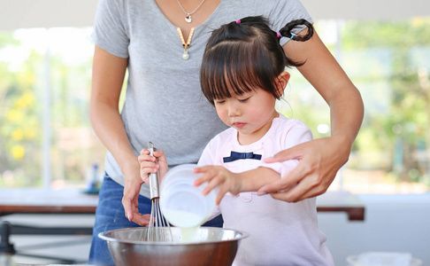 母亲和孩子制作自制煎饼