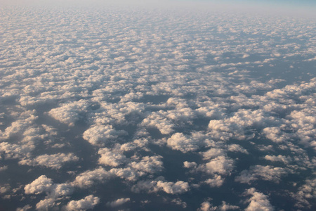 从飞机窗口看云和天空