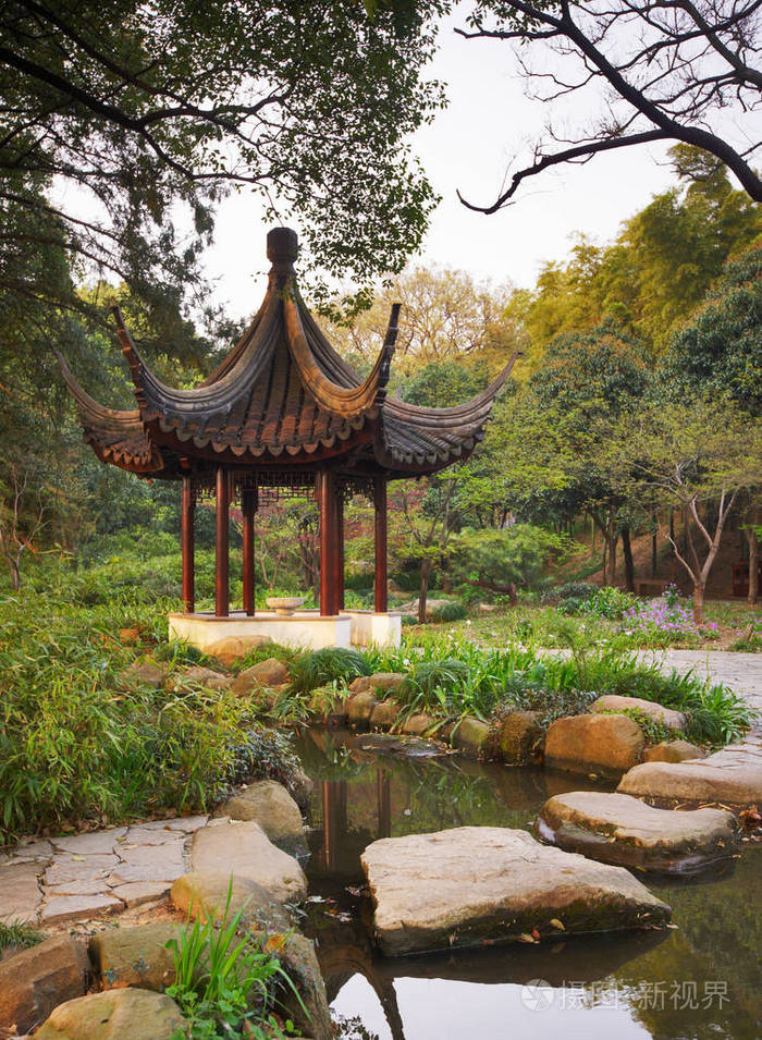在中国园林中的木制凉亭苏州市虎丘山