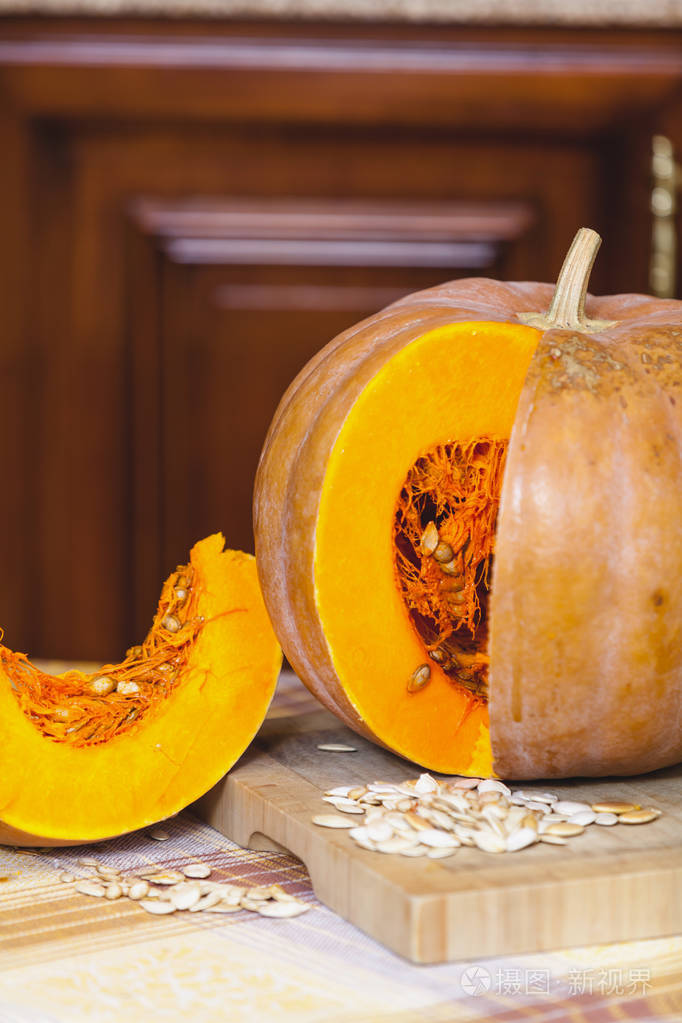 一块漂亮的成熟南瓜,其次为圆形南瓜