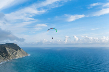 飞行串联滑翔伞，越过大海，在附近山中，美丽的风景