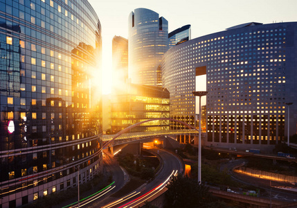 明亮的大楼摩天大楼的玻璃幕墙在明亮的阳光明媚的日子里, 阳光普照