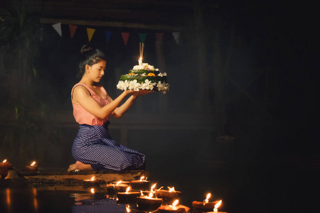 传统水灯节，泰国女子持有 kratong，泰国