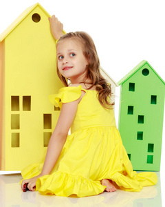 小女孩玩木头房子图片
