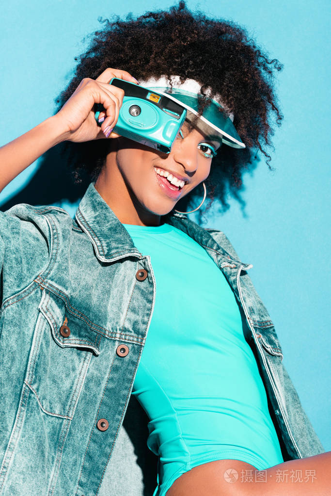 非洲裔美国人与相片照相机