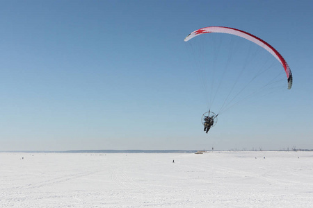 降落伞和电机，一个冬天在天空中飞行的人
