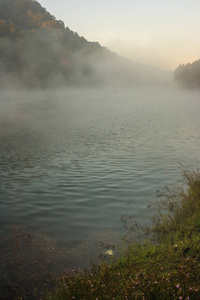 环境友好的户外活动，漂浮与竹筏漂流在早上在相当宁静的湖，闪烁着阳光和水雾包围的山谷和山脉的背景下，彭年轻坝 颂 泰国 So