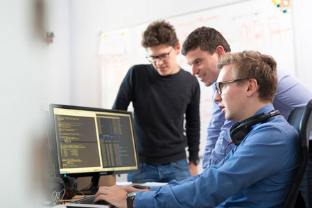 启动业务,工作在桌面计算机上的软件开发人员照片