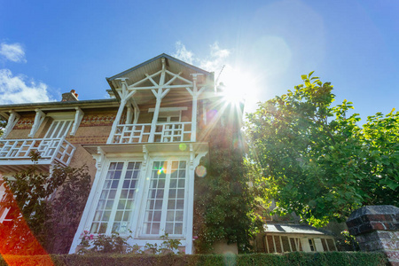乡间别墅与绿色围栏在该地区的诺曼底, 法国在一个阳光明媚的日子, 在蓝天上的阳光。美丽的乡村, 生活方式和典型的法国建筑, 欧洲
