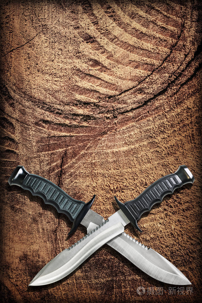 战术作战生存鲍伊猎刀交叉叶片上 grunge 渐晕光老受虐槽木背景