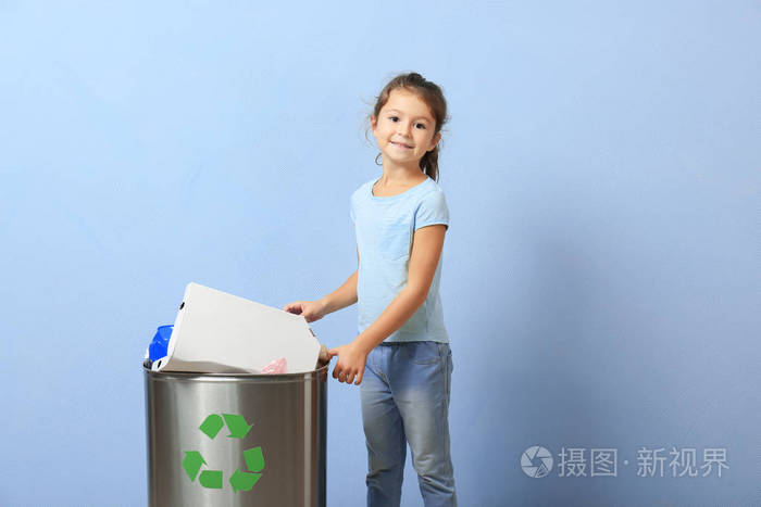 小女孩把垃圾扔进垃圾桶的颜色背景.回收概念