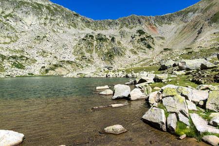 令人惊异全景的 Argirovo 湖附近 Dzhano 峰值，皮林山