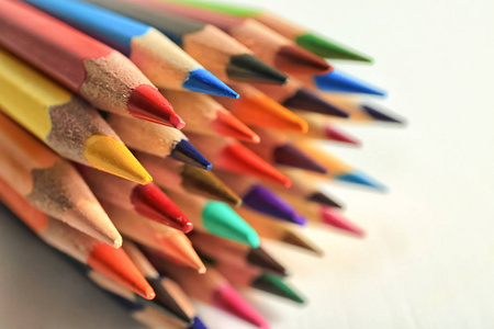 彩色铅笔在浅色背景中，关闭