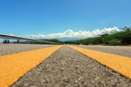 黄分隔线的道路上图片