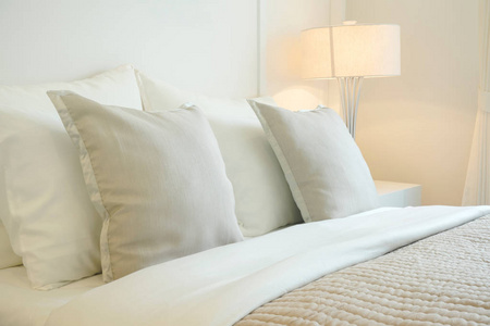 温馨卧室床上的特写枕头现代内饰