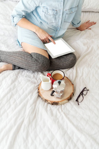 坐在床上喝咖啡的妇女图片