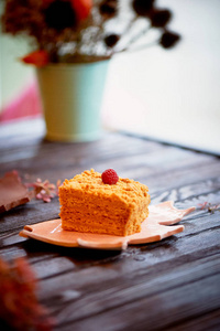一块甜蜜糕在盘子里, 以枫叶的形式。蛋糕