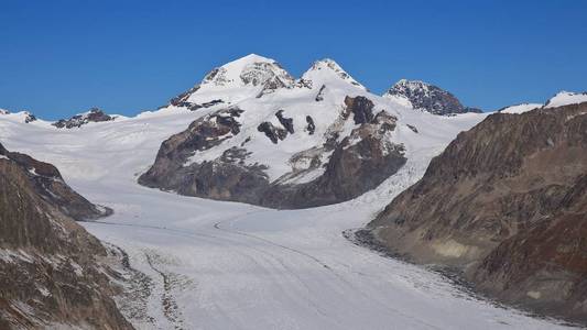 少女山冈的远景。阿莱奇冰川。艾格尔峰 孟