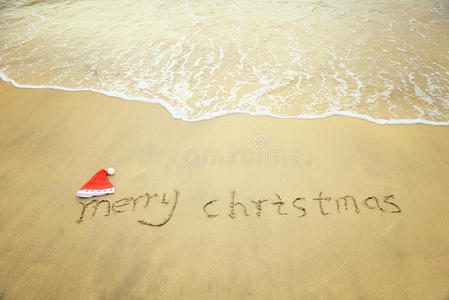 圣诞快乐写在热带沙滩白沙滩上