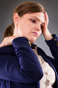 一位年轻女商人颈部疼痛的特写照片