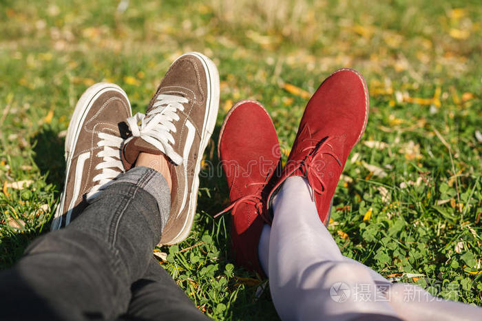 两条腿在草地上