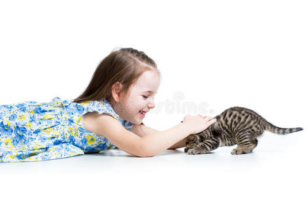 有趣的小女孩玩小猫