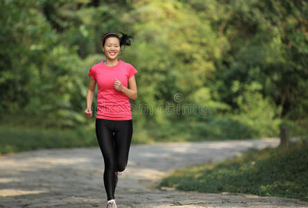 在森林小径上跑步的女跑步者