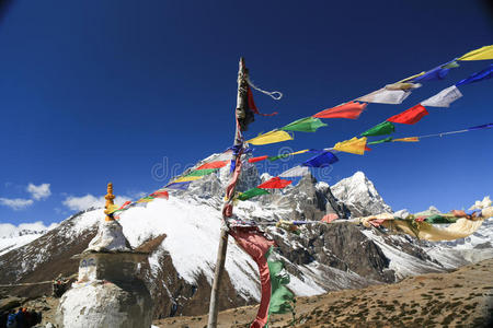 珠穆朗玛峰喜马拉雅长途跋涉尼泊尔佛教旗帜的塔布切