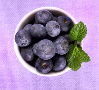 白色碗中有薄荷的蓝莓，俯视图