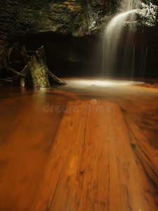 小山溪上的小瀑布青苔砂岩块和水正往小水池里跳。水流