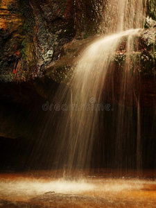 小山溪上的小瀑布青苔砂岩块和水正往小水池里跳。水流