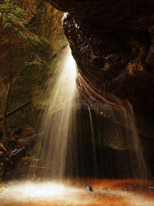 小山溪上的小瀑布青苔砂岩块和水正往小水池里跳。水流